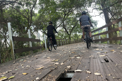 Queja. Los ciclistas que van por la ruta temen tropezar por culpa de los huecos y sufrir daños.