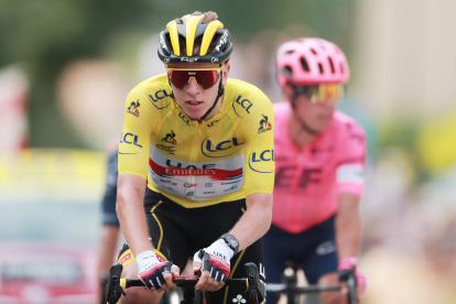 Malaucene (Francia), 07/07 / 2021.- El piloto esloveno de la camiseta amarilla Tadej Pogacar del UAE-Team Emirates tras cruzar la línea de meta de la 11a etapa del Tour de Francia 2021 en 198,9 km desde Sorgues hasta Malaucene, Francia, 07 de julio de 2021. (Ciclismo, Francia, Eslovenia) EFE / EPA / CHRISTOPHE PETIT-TESSON




Malaucene (France), 07/07/2021.- Yellow Jersey Slovenian rider Tadej Pogacar of the UAE-Team Emirates after he crosses the finish line of the 11th stage of the Tour de France 2021 over 198.9 km from Sorgues to Malaucene, France, 07 July 2021. (Ciclismo, Francia, Eslovenia) EFE/EPA/CHRISTOPHE PETIT-TESSON