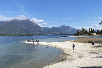Vista del Lago de Garda, en el norte de Italia entre los Alpes y la llanura padana, también conocida como valle del Po.