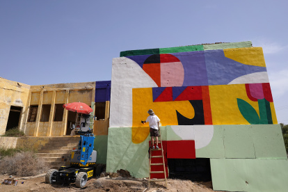 Artistas urbanos, la mayoría latinos, decoran con sus murales unos barracones abandonados al pie del mar Muerto en Israel.