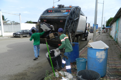Los vehículos recogen la basura de las calles de Playas.
