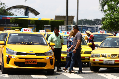 En la terminal terrestre de Guayaquil, los taxistas se sienten un poco seguros al coger pasajeros.