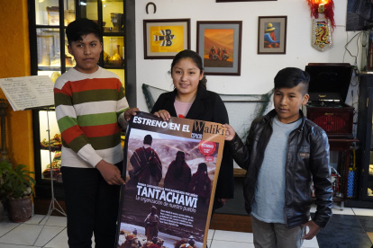 Los hermanos Yawar Inti (i) y Qhapaq Amaru (d) Callizaya junto a Luz Camila Copa, integrantes del elenco del corto audiovisual infantil "Tantachawi".
