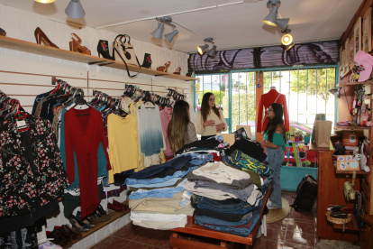 La oferta.  La tienda Sphera está en La Floresta, en Quito. Aquí se promueve la moda circular.