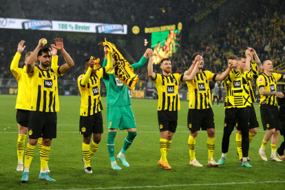 Dortmund (Germany), 22/04/2023.- Players of Dortmund celebrate after winning the German Bundesliga soccer match between Borussia Dortmund and Eintracht Frankfurt in Dortmund, Germany, 22 April 2023. (Alemania, Rusia) EFE/EPA/FRIEDEMANN VOGEL CONDITIONS - ATTENTION: The DFL regulations prohibit any use of photographs as image sequences and/or quasi-video.