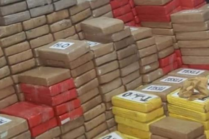 En la sala del inmueble se hallaron los paquetes tipo ladrillo de cocaína