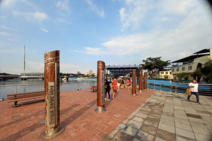 Mantenimiento. Las columnas en honor a cantantes nacionales están descoloridas por falta de mantenimiento.