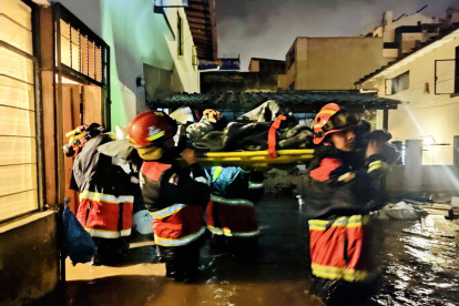 Personal especializado del Cuerpo de Bomberos trabaja en el sitio del suceso.