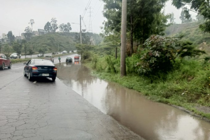 Movilidad. En la avenida Simón Bolívar, en el sector de Gualo, un carril está inundado.