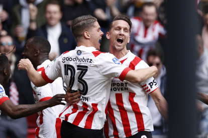 Eindhoven (Netherlands), 23/04/2023.- Joey Veerman (L) and Luuk de Jong of PSV Eindhoven celebrate the 1-0 goal during the Dutch Eredivise soccer match between PSV Eindhoven and Ajax Amsterdam in Eindhoven, Netherlands 23 April 2023. (Países Bajos; Holanda) EFE/EPA/MAURICE VAN STEEN