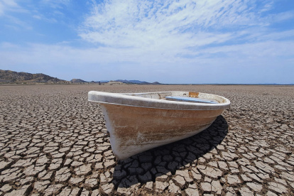 Una lancha varada en una área seca de la presa Abelardo L. Rodríguez, en Hermosillo.
