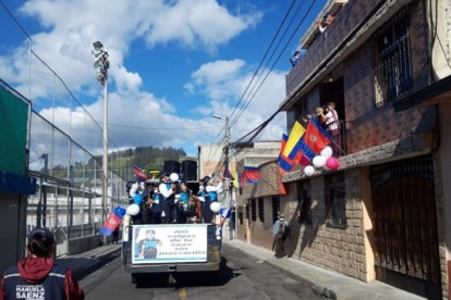 Quito. Bandas de música, bastoneras y carros alegóricos desfilaron por las calles del barrio.