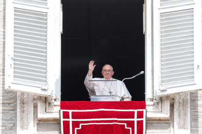 El papa Francisco saluda, tras el rezo del Regina Coeli, a los fieles congregados en la plaza de San Pedro.