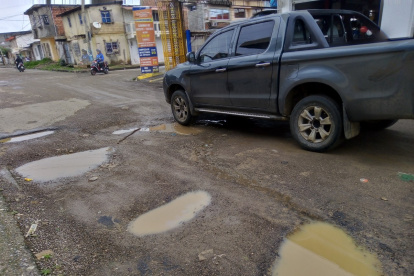 Los huecos en las calles de Playas se hacen más grande con las lluvias.