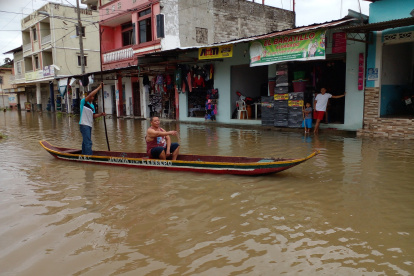 El 50 % de la parroquia Junquillal está bajo el agua. Reportan muerte de gallinas y cerdos.