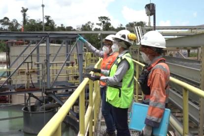 Labor. Un personal trabaja en una mina en Ecuador.