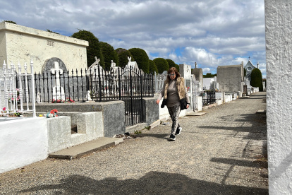 Una mujer camina por el cementerio Sara Braun, el 9 de diciembre 2022, en la ciudad de Punta Arenas (Chile).
