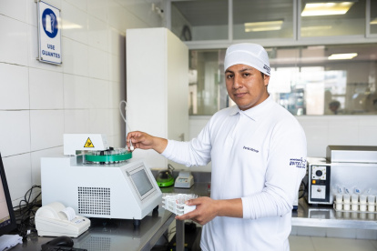 Empresa.- Un trabajador en la planta de Vita Alimento.