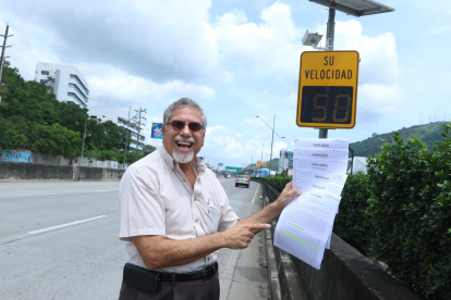 Eduardo Estrada muestra con alegría algunos de los juicios ganados a la CTE y ATM frente al aparato tecnológico que lo multó injustamente.