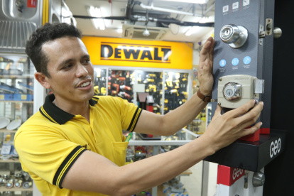 Negocio.- Una persona en una de las importantes ferreterías de Guayaquil.