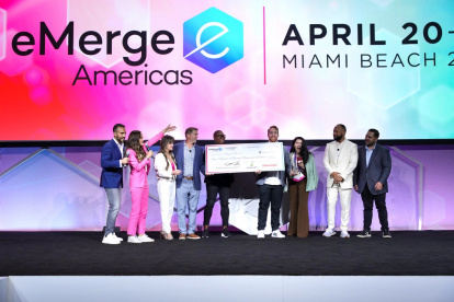 USA6453. MIAMI BEACH (FL, EEUU), 21/04/2023.- Fotografía cedida hoy por eMerge Americas donde aparece el equipo de la plataforma de seguros médicos HealthBird mientras posa con el cheque de 420.000 dólares por ganar el "Startup Showcase", durante la última jornada del foro tecnológico en el Centro de Convenciones de Miami Beach (EE.UU.). La plataforma de seguros médicos HealthBird fue la triunfadora este viernes del concurso "Startup Showcase" que organizó el foro tecnológico eMerge Americas y concedió 420.000 dólares de premio al ganador de este certamen, en el cual la firma mexicana Eugenia Virtual Humans quedó entre las cinco finalistas. EFE/eMerge Americas  /SOLO USO EDITORIAL/NO VENTAS /SOLO DISPONIBLE PARA ILUSTRAR LA NOTICIA QUE ACOMPAÑA/CRÉDITO OBLIGATORIO