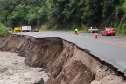 Socavón. En la vía Alóag-Unión del Toachi, kilómetro 56, se generó la pérdida de la masa de la vía.