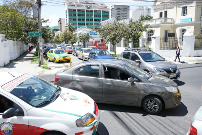 Quito. El tráfico que enfrenta la ciudadanía, a cualquier hora del día, es uno de los mayores problemas y la principal demanda de los quiteños. Según una empresa internacional de movilidad, un conductor pierde, en promedio, siete horas frente al volante, todos los días.