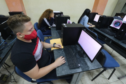 PRIMER DÍA DE LA TOMA DE LA PRUEBA EN LA UNIVERSIDAD DE GUAYAQUIL, UNA DE LAS SEDES HABILITADAS POR LA SENESCYT PARA LA RECEPCIÓN DE LA PRUEBA |
Bachilleres rinden el examen del Senescyt para el ingreso a la Univerisdad pública. Agencia (ag-extra)