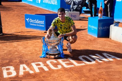 Carlos Alcaraz posó con el trofeo del Conde de Godó, torneo que ganó por segunda vez consecutiva.
