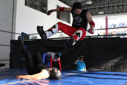 Súper Allan, en pleno vuelo para caer sobre Kratos en uno de los combates.