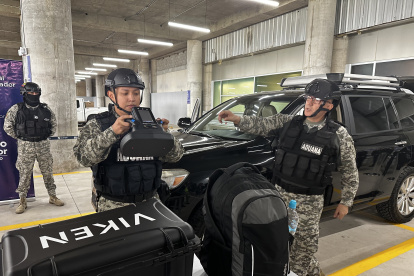 Pruebas de los escáneres portátiles en el Aeropuerto de Quito, este 24 de abril de 2023.