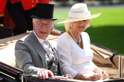 El rey Carlos III del Reino Unido (i), junto a su esposa, Camila, en una fotografía de archivo.