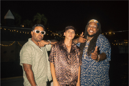 El veterano dúo puertorriqueño de reguetón Zion & Lennox ha lanzado junto al nuevo exponente urbano Maeso el sencillo "No Sigue Reglas", en el que reprochan los feminicidios en Puerto Rico.

Con un enfoque sexy y vibrante, el tema pop urbano cuenta la historia de una chica fuerte e independiente que vive la vida en sus propios términos, detalla un comunicado de prensa enviado por los representantes de Maeso este sábado.

Lennox, a su vez, utiliza uno de sus versos para elogiar a la mujer que apuesta a su amor propio, que lucha y no tolera maltratos, inspirado en su preocupación por los feminicidios que han ocurrido en Puerto Rico.

La canción, que también cuenta con un video musical, fue producida musicalmente por Oneill, Bory y DJ Tazmania.

El video musical, dirigido por Christian Suau, se filmó en la bahía del histórico Viejo San Juan.

La narrativa presenta a Maeso con una amiga especial con quien se va de fiesta para compartir junto con Zion y Lennox en una imponente embarcación en alta mar.

Las imágenes buscan resaltar los encantos de la mujer, además de la belleza costera de Puerto Rico, la energía, la buena vibra y la felicidad de disfrutar la vida, agrega el comunicado.

"Sé que van a disfrutar el tema tanto como yo. En el video quisimos llevar un "flow" (estilo) tropical, para que bailen y canten", expresó Maeso, quien dijo que la colaboración con el dúo es "un sueño hecho realidad".

"Agradecido de Zion & Lennox, a quienes admiro, y son dos de mis artistas favoritos", añadió.

Con una propuesta fresca e innovadora, Maeso continúa trabajando para concretizar su aspiración musical y consolidarse en la escena urbana latina. EFE