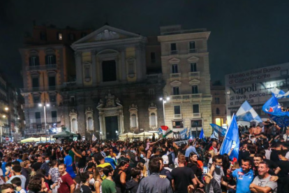 Miles de hinchas del Napoli se volcaron a las calles para celebrar este importante triunfo.