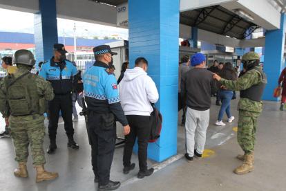 Seguridad. La fuerza pública y municipal realizaron controles en paradas del sur de la ciudad