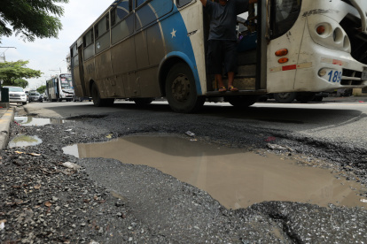 Las lluvias han aumentado los huecos en la calle Esmeraldas, una vía altamente traficada por buses de transporte urbano.