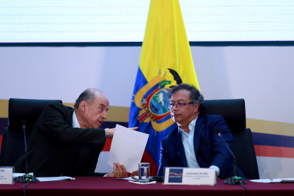 El presidente de Colombia, Gustavo Petro (d), y su ministro de Relaciones Exteriores, Álvaro Leyva, en una fotografía de archivo.