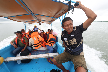 En el mar. Los pescadores y los navegantes suelen trasladarse con el miedo que otra lancha se les aparezca y los extorsione o les robe. No hay tranquilidad en el mar.