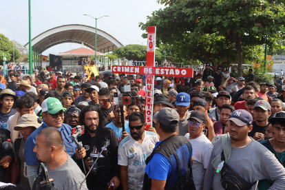 Migrantes se reúnen en una plaza pública del municipio de Huehuetán, hoy en el estado de Chiapas (México). El "Viacrucis migrante" que avanza con miles de personas desde la frontera sur de México hasta la capital del país exigió este lunes autobuses para su traslado, documentos para su regularización y diálogo con el Gobierno mexicano.