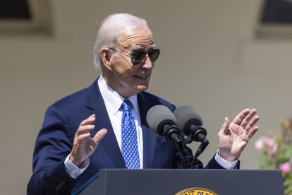 El presidente de los Estados Unidos, Joe Biden, honra a los Maestros del Año 2023 del Consejo de Oficiales Escolares Estatales en el Rose Garden de la Casa Blanca en Washington