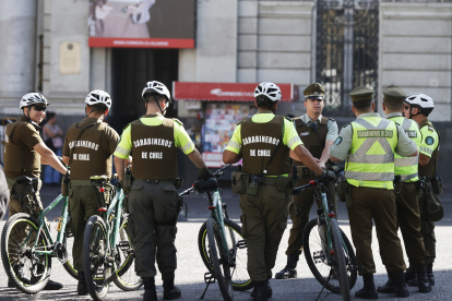 Carabineros trabajan en la prevención del delito el 20 de abril de 2023, en una calle en Santiago (Chile). La ministra del Interior de Chile, Carolina Tohá, lanzó este lunes desde Santiago el "Plan Calles sin Violencia", una estrategia que se implementará en las comunas con mayor índice de delitos violentos y que eventualmente llegará a todo el país.