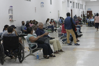 Pacientes de consulta externa de un hospital público de Guayaquil aguardan su turno para una cita con el especialista.