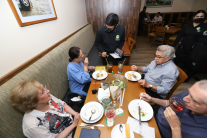 Servicio. La atención será de lunes a domingos, de 12:00 a 23:00.