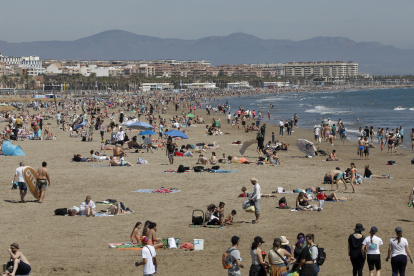 Imagen de ayer de mucha afluencia en las playas valencianas.