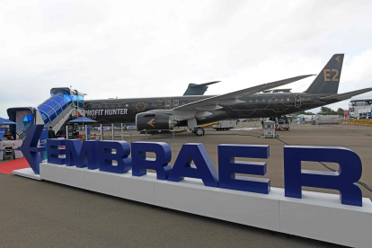 Exhibicion.- La empresa Embraer muestra parte de sus naves.
