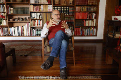 El periodista colombiano Daniel Samper Pizano habla durante una entrevista con EFE, el 30 de marzo de 2023, en Bogotá (Colombia).