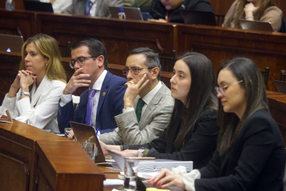 Defensores. Édgar Neira (en el centro) y su equipo de defensores del presidente Guillermo Lasso protagonizaron el tramo final de las comparecencias.