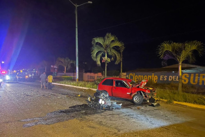 La motocicleta del oficial de la Policía aparece destrozada al pie de la camioneta contra la que se estrelló.