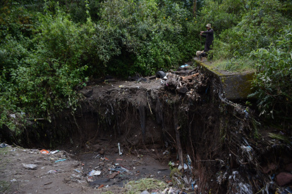 Personal del municipio realiza la limpieza de la quebrada.