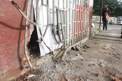 La fachada del local quedó afectada a causa del atentado, aunque no hubo heridos.